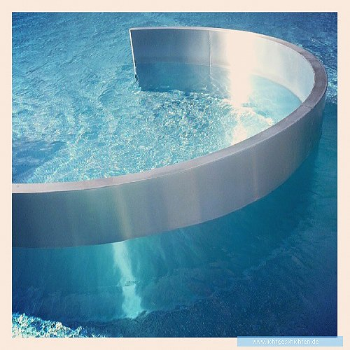 photo themen instagram the_bucki wasser metall blau schwimmbad kurve smartphone 