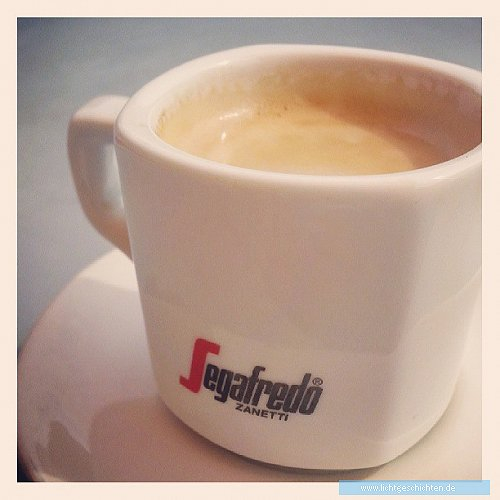 photo themen instagram the_bucki tasse kaffee segafredo zanetti crema weiss rot smartphone 